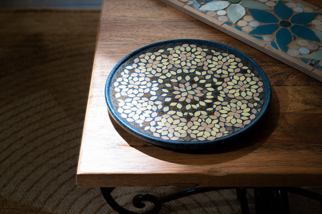 Plat de service en mosaïque pour une décoration contemporaine