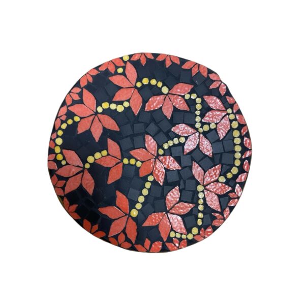 Ajoutez une touche d'artisanat coloré à votre table avec ce magnifique dessous de plat rond en terre cuite, et sa mosaïque éclatante réalisée à la main. D’un diamètre de 20 cm, ce dessous de plat est décoré d’émaux de Briare et de grès cérame, avec des couleurs vives et contrastées : des nuances de rose et des touches de jaune brillant se détachent sur un fond noir élégant en grès cérame.