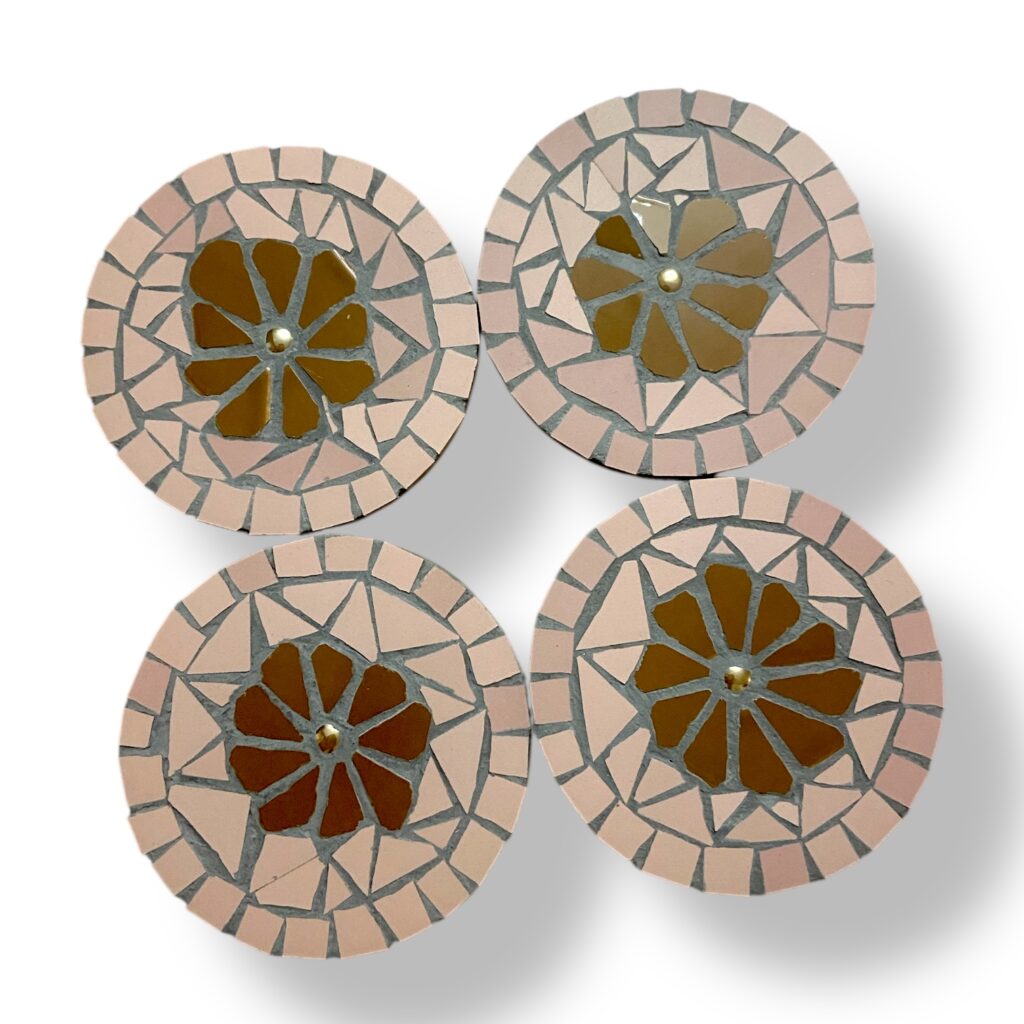 Dessous de verre fait main en mosaïque - floral - fleur marron entouré de tesselles roses
