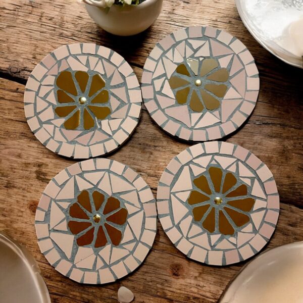 Dessous de verre fait main en mosaïque - floral - fleur marron entouré de tesselles roses