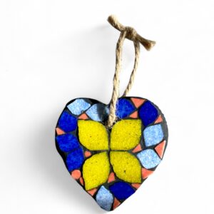 coeur en mosaique sur ardoise à suspendre