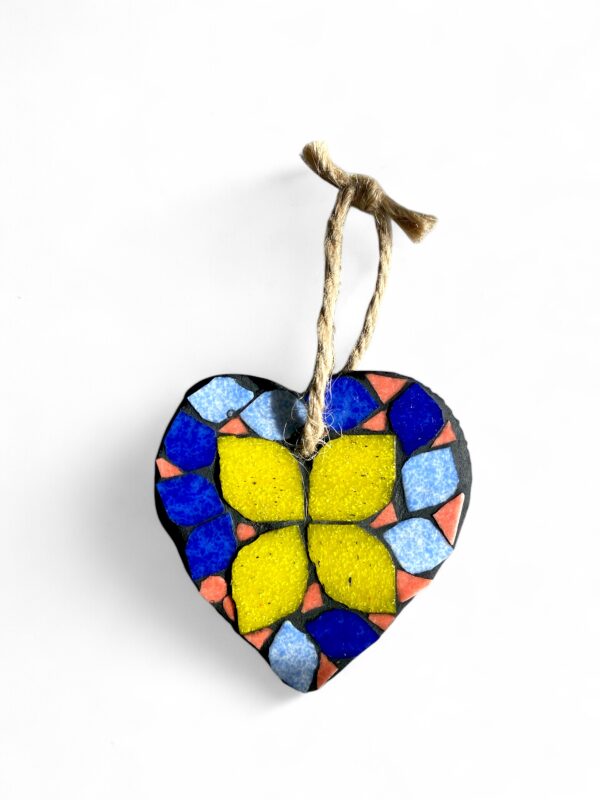 coeur en mosaique sur ardoise à suspendre
