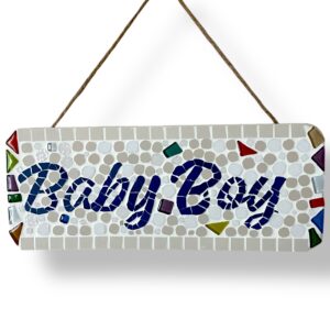 Plaque à suspendre "Baby Boy" en mosaïque artisanale – une décoration murale unique et colorée, idéale pour une chambre d’enfant ou un cadeau de naissance original.