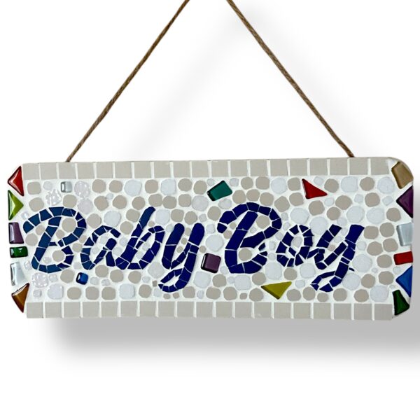 Plaque à suspendre "Baby Boy" en mosaïque artisanale – une décoration murale unique et colorée, idéale pour une chambre d’enfant ou un cadeau de naissance original.
